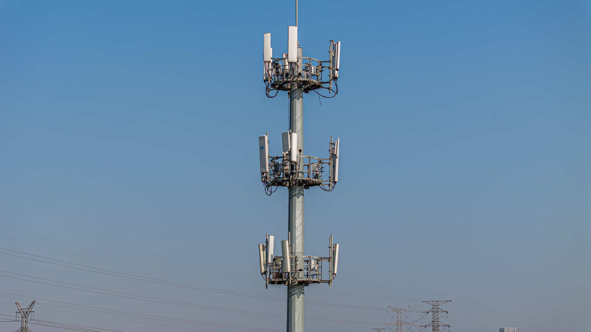 Beban antena pada menara monopole boleh mempengaruhi reka bentuk menara dengan ketara dalam cara berikut