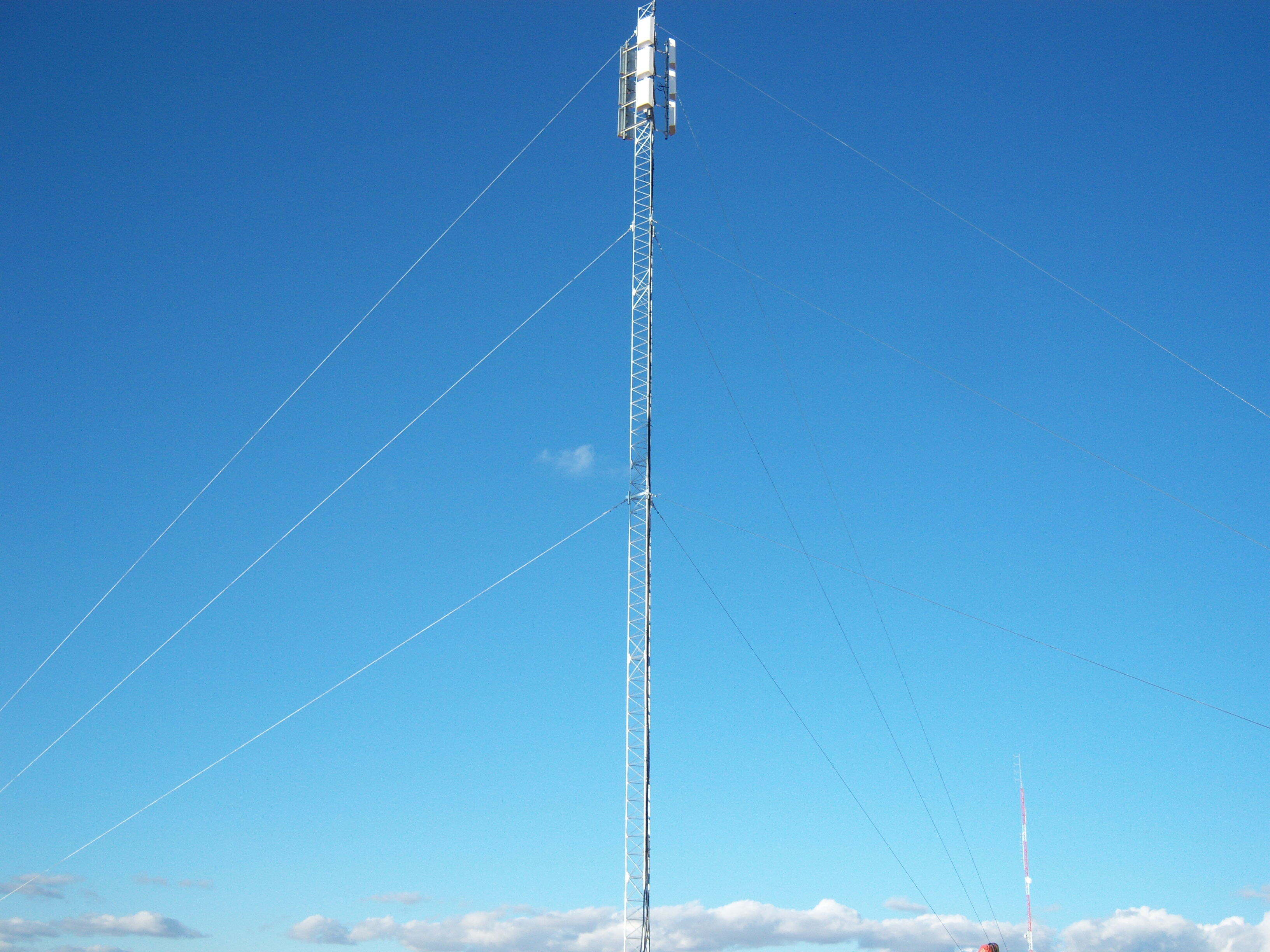 Pemasok Antena Komunikasi WIFI Telekomunikasi Guyed Wire Tower