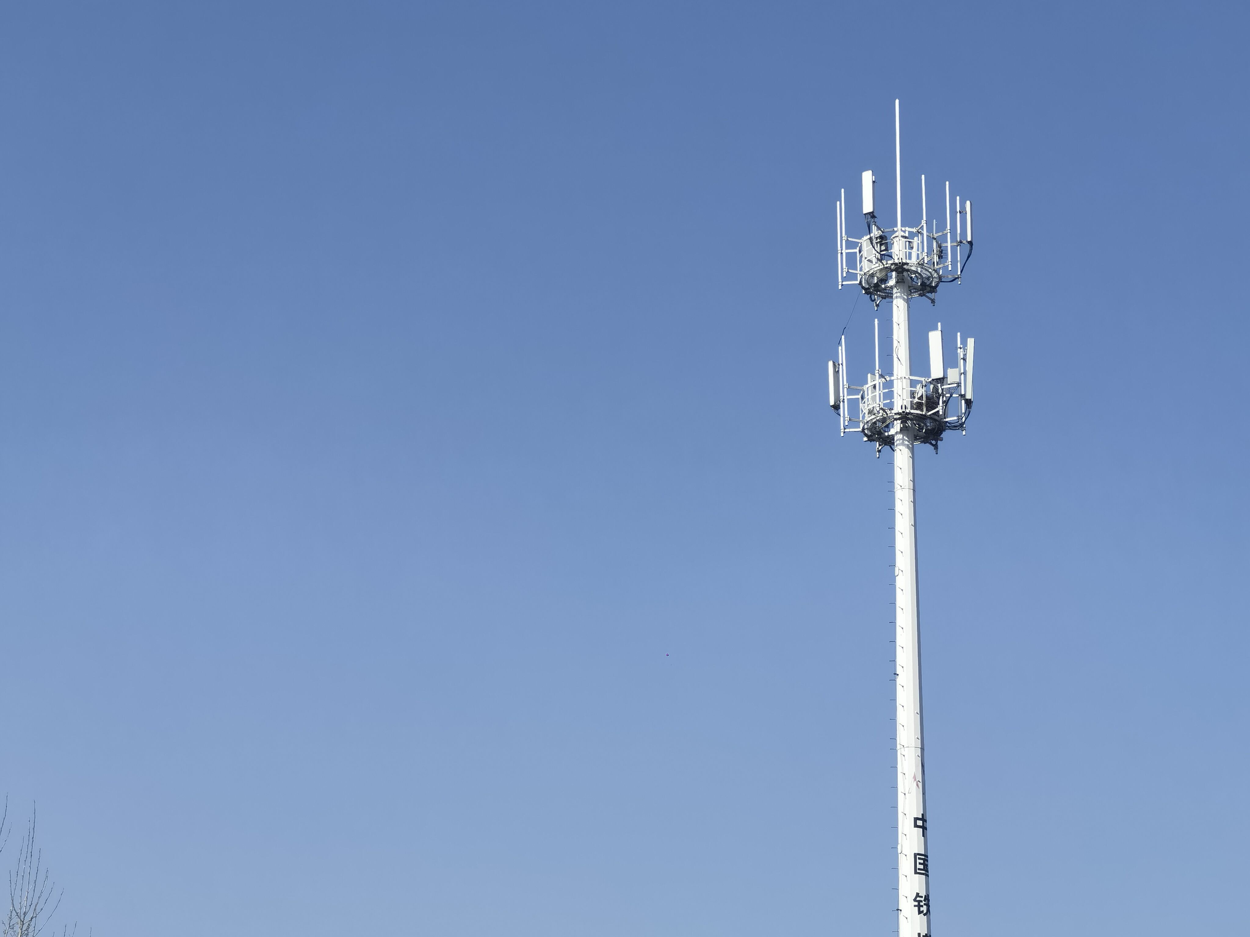 Détails de transmission de communication d'antenne de tour unipolaire