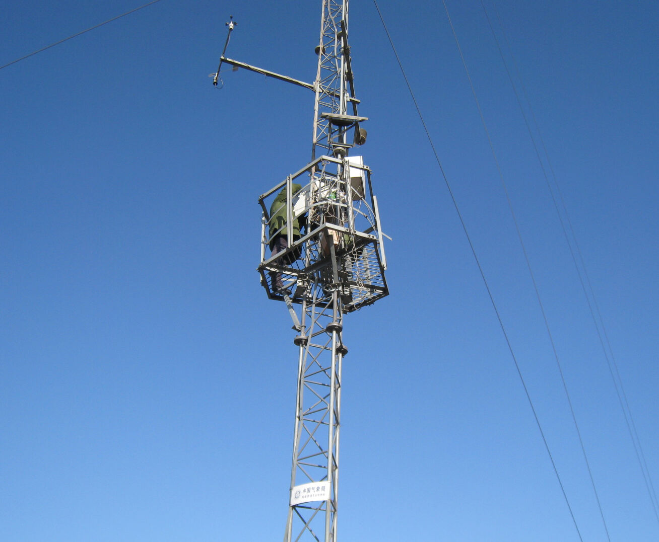 Proveedor de telecomunicaciones móviles con torre de alambre arriostrado de transmisión