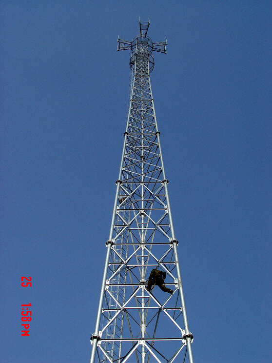 Detalles de la torre de tres tubos de celosía de acero en ángulo