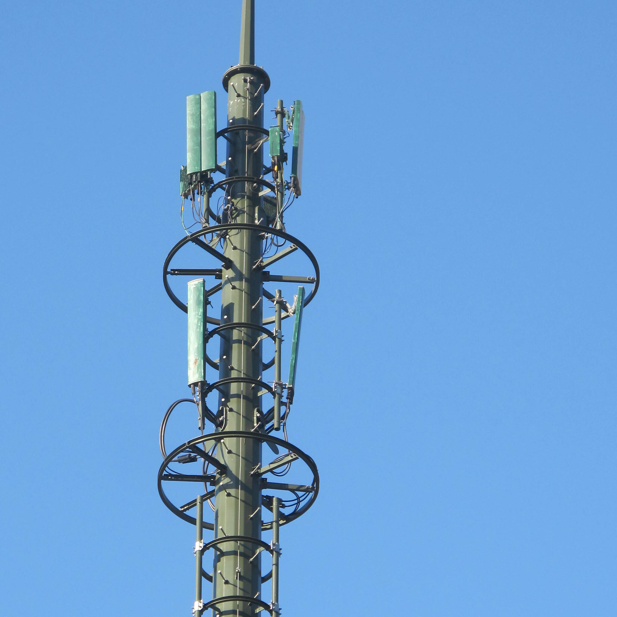 Cyflenwr Mast Antena