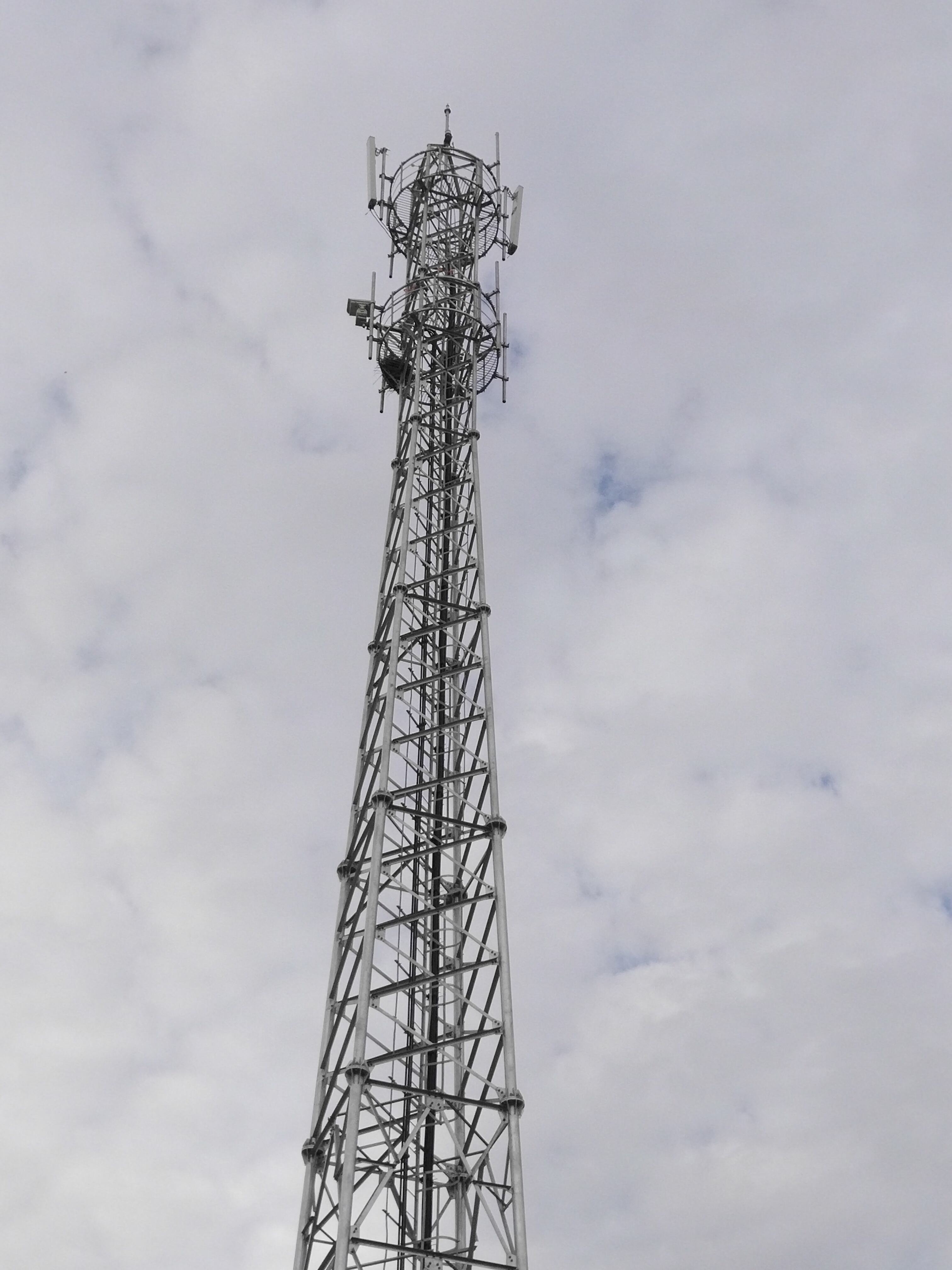 Fabbrica di torri d'acciaio per telecomunicazioni