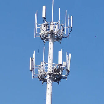Transmisión de comunicación de antena de torre monopolar