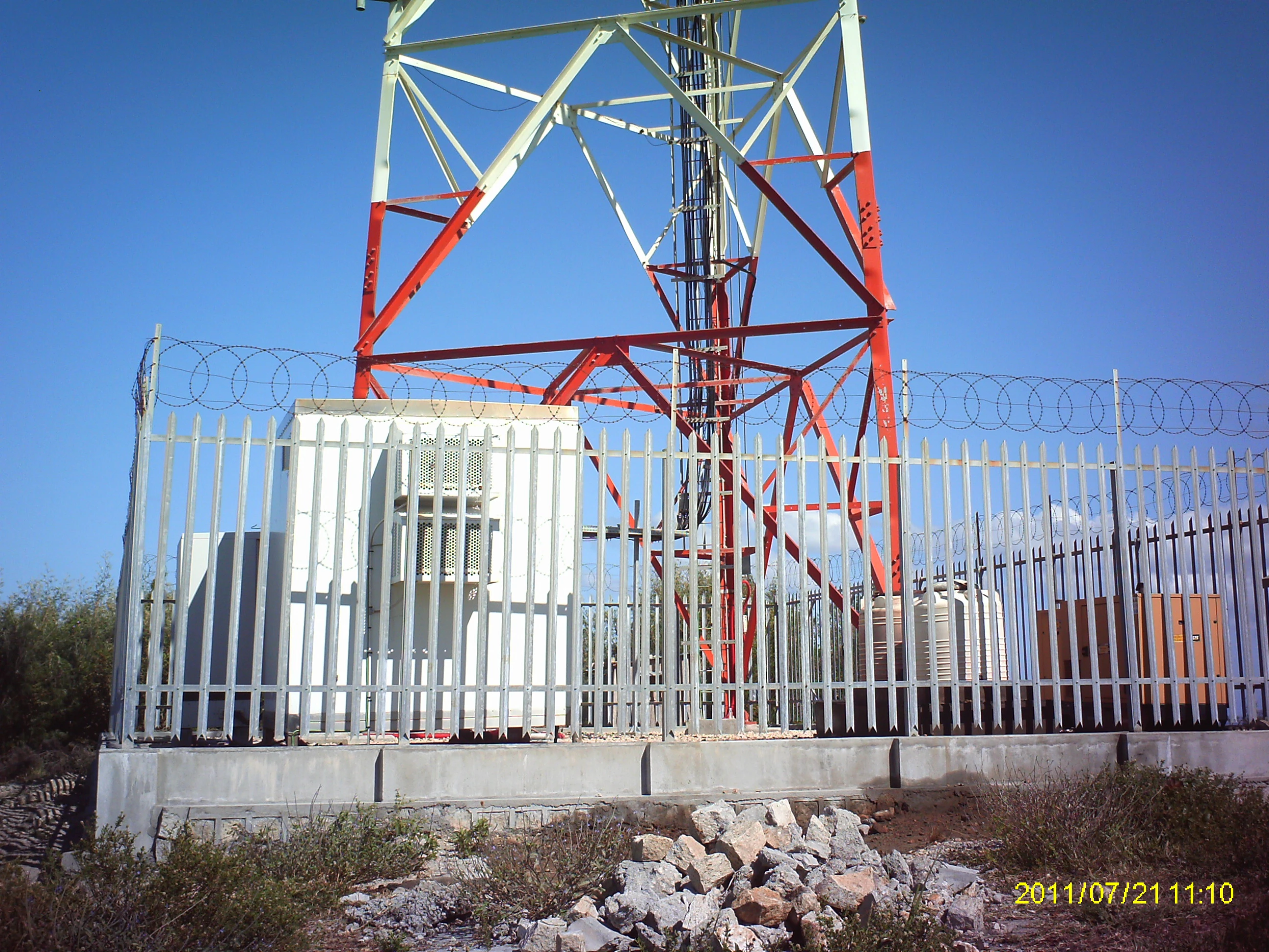 Turn de comunicații radio de telecomunicații cu trei picioare din oțel