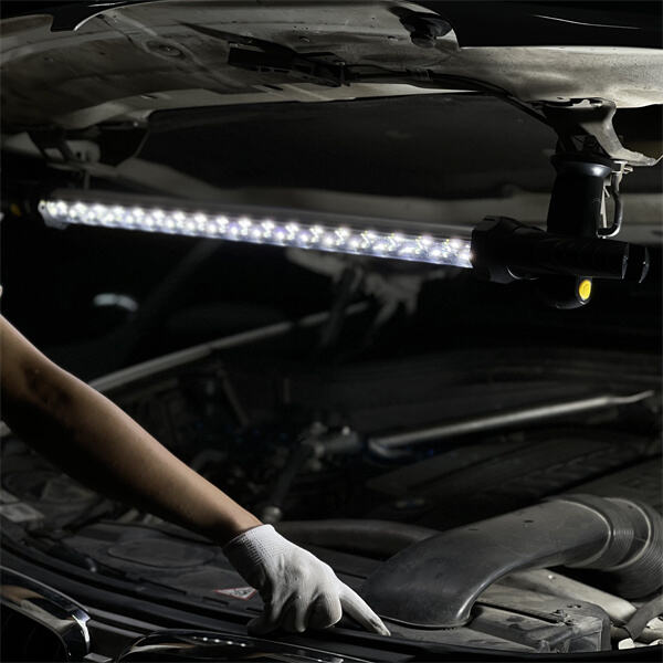 Snadno připojitelné a přizpůsobitelné magnetické pracovní světlo pod kapotou je nejlepím přítelem mechanika.
