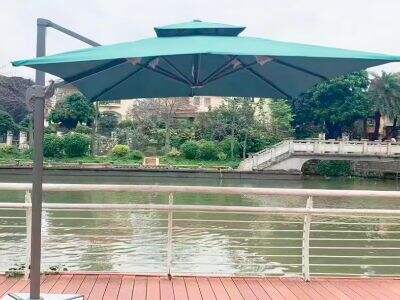 Sombrillas de brazo cantilever vs. Sombrillas de poste central: ¿Cuál ofrece más cobertura?