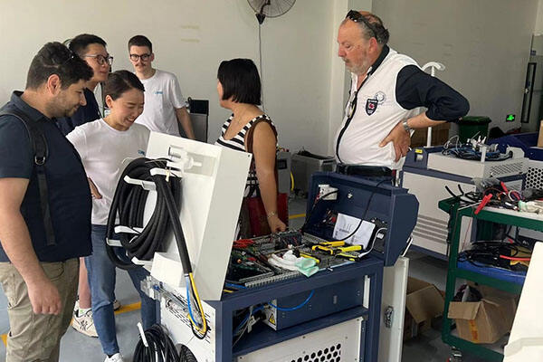 I clienti italiani visitano la fabbrica di macchine per il taglio e la saldatura laser