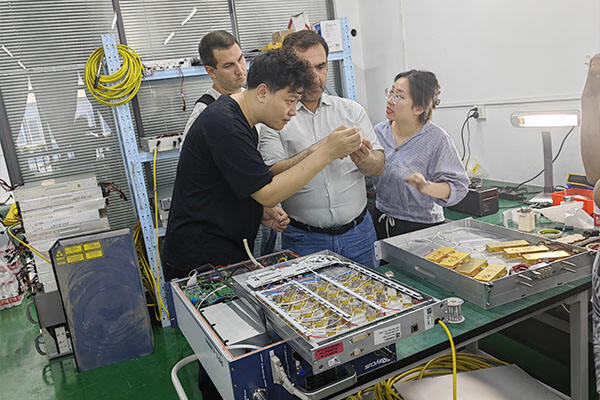 O treinamento de manutenção da fonte de laser começou