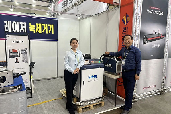 DMK y clientes en exposiciones de láser en Corea del Sur y Rusia
