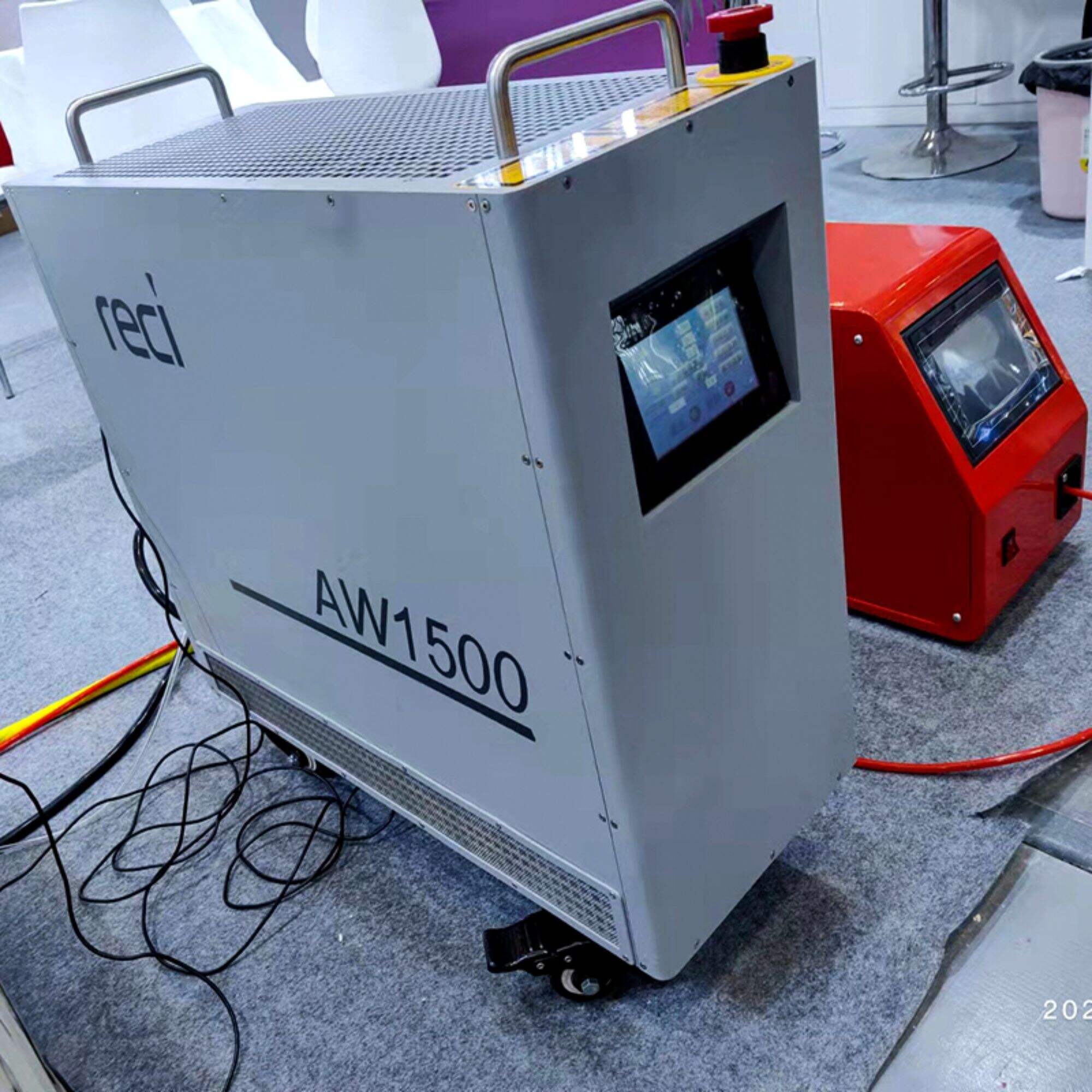 ماكينة لحام فايبر ليزر محمولة 1500 وات من ريسي