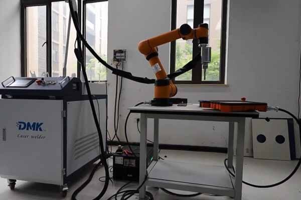 Soudage manuel au laser à fibre avec des robots