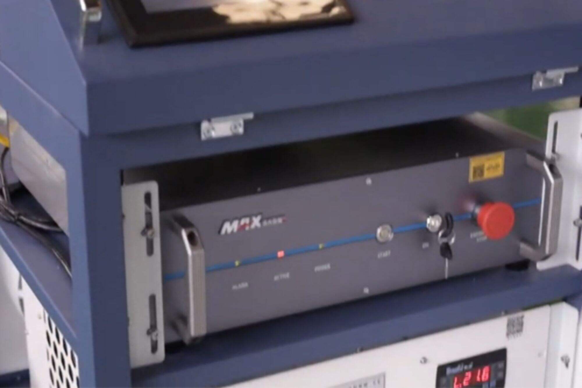 آلة التنظيف بالليزر DMK CW بقدرة 2000 واط. سيتم اختبار المعدات مسبقًا قبل الشحن