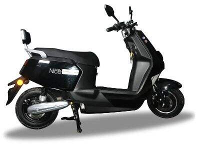 Atascado en tráfico mientras los conductores de scooters eléctricos avanzan sin problemas por la ciudad