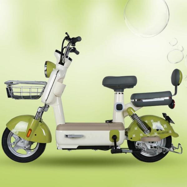 Usando Motos Scooter para Adultos