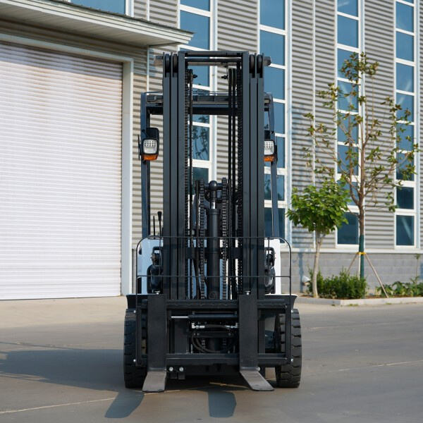 The maneuverability of a 3 ton electric forklift in tight spaces
