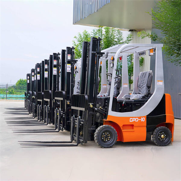 Maneuvering in tight spaces with a 1 ton forklif
