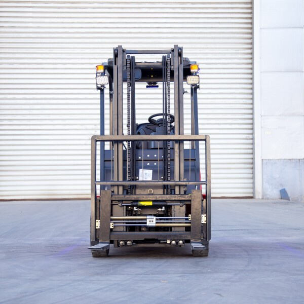 Bakit mainam ang trak na forklift na may 3 gulong sa pagmamaneho ng mabibigat na karga.