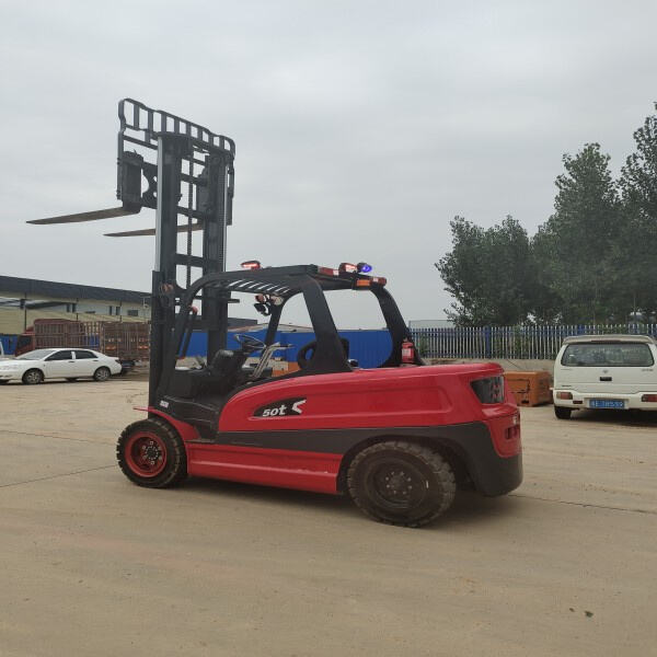 Built to withstand tough working conditions, this forklift is designed for long-lasting usage.