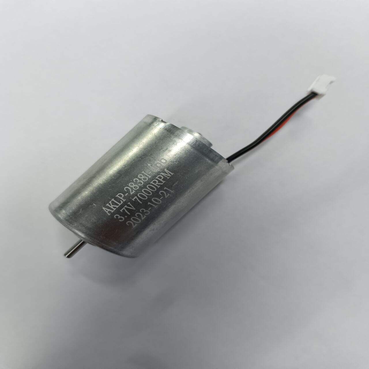 Achieve professional-looking results with the smooth, consistent performance of a brushless motor hair clipper.