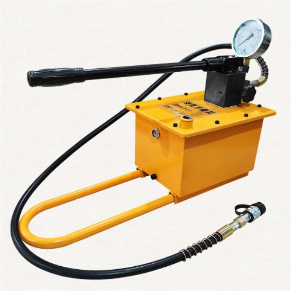 Reliable and durable hydraulic hand pump with built-in pressure gauge.
