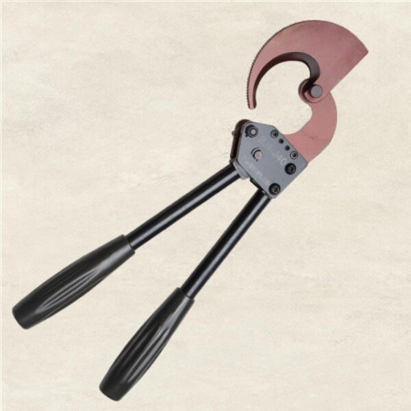 Řízněte různými typy a velikostmi kabelů bez námahy díky tomuto spolehlivému nástroji.