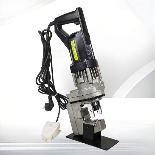 Waarborging van werknemersbescherming met een elektrische hydraulische stansmachine.