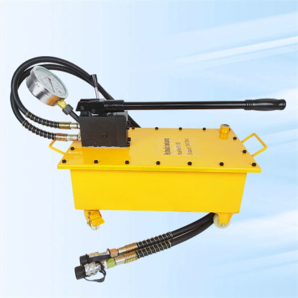 Maximize productivity with a hydraulic pressure hand pump