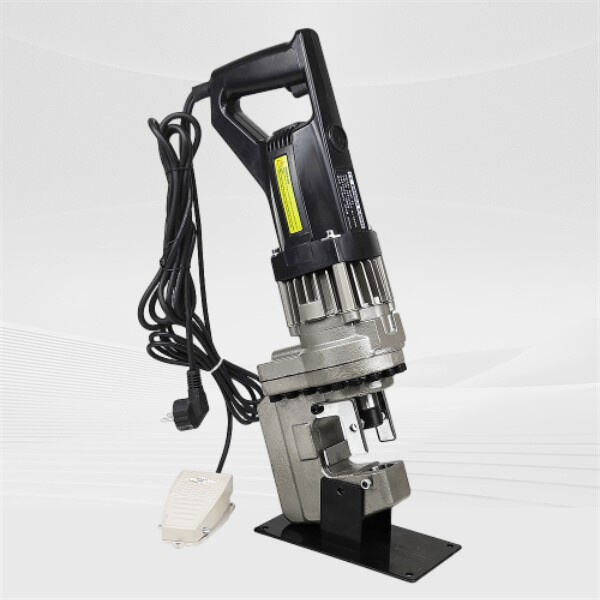 Perfuração versátil e conveniente em chapas metálicas com uma ferramenta hidráulica portátil