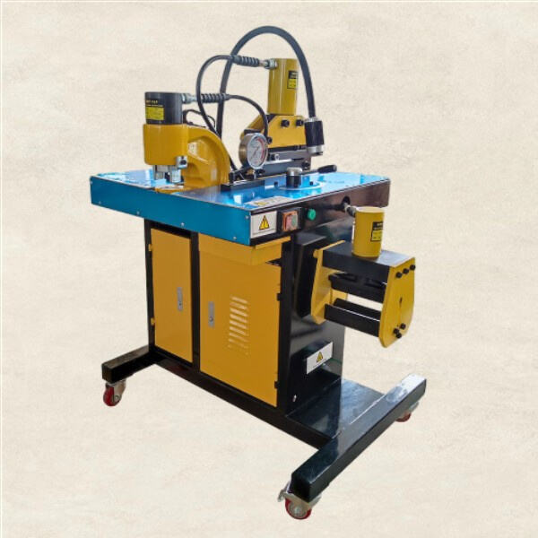 Onthul die krag van 'n snyfmachine wat spesifiek vir koperbusbars ontwerp is.