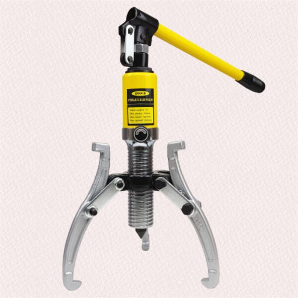 Adjustable jaws for a secure grip on various gear sizes