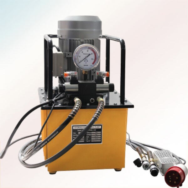 Njut av enkel installation och drift med den användarvänliga dubbelverkande elektriska hydraulpumpen.