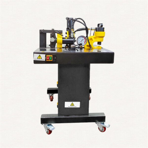 Muuntaa kuparivanteita erikoistuneella taivutuskoneella