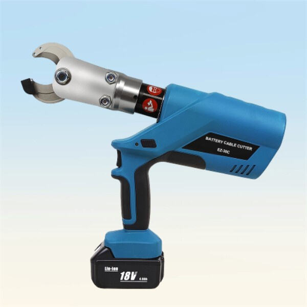 Tento kompaktní řezací nástroj si můžete vzít kamkoli díky bateriovému napájení.