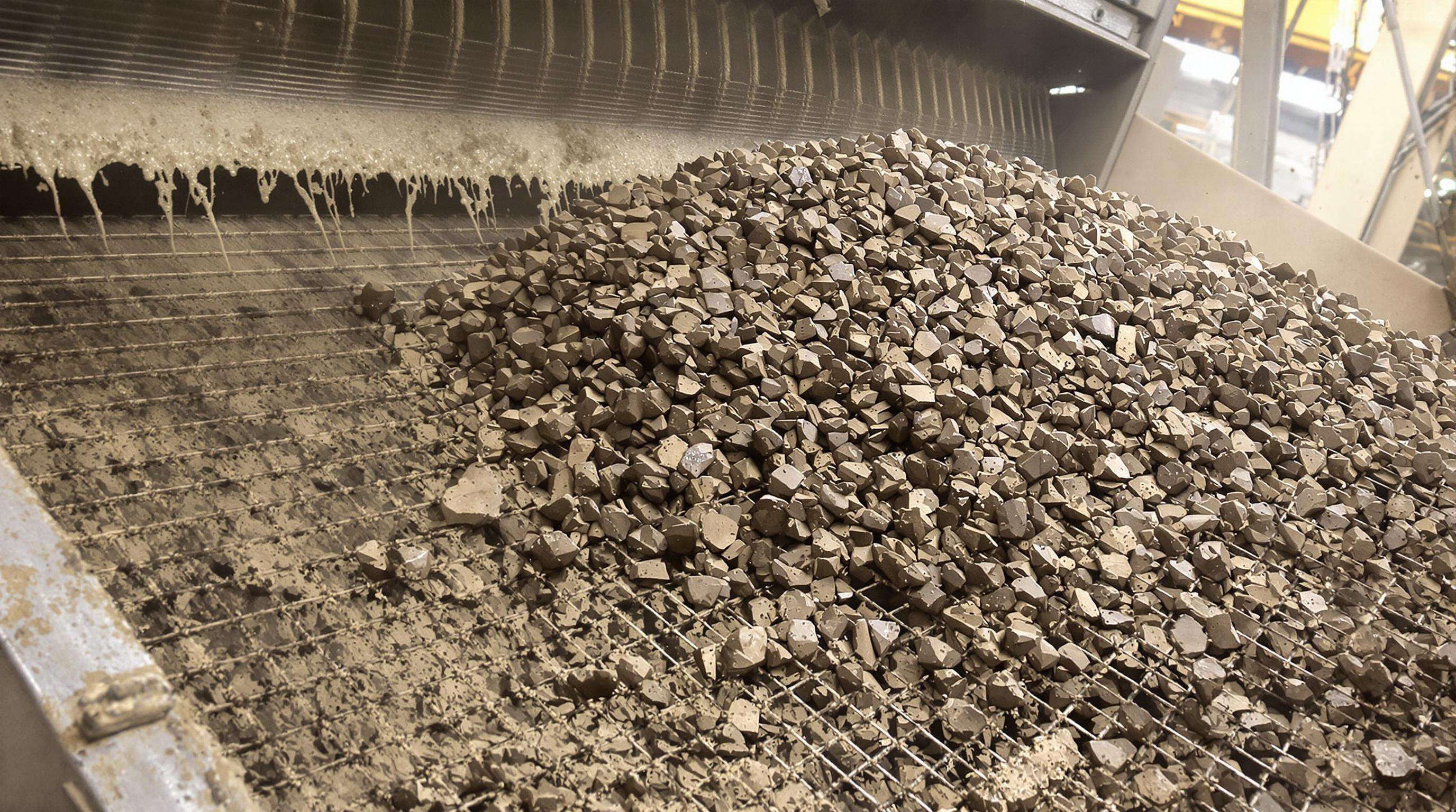 Modern swing screen sorting damp, mixed-size ore in a mining facility without clogging