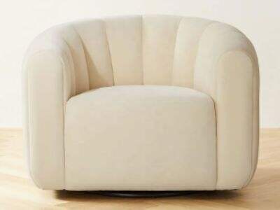 Armchair Materials: Comparing the Advantages of Leather, Fabric, and Velvet