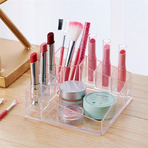 Store and display your favourite pieces with a sleek jewellery organiser box