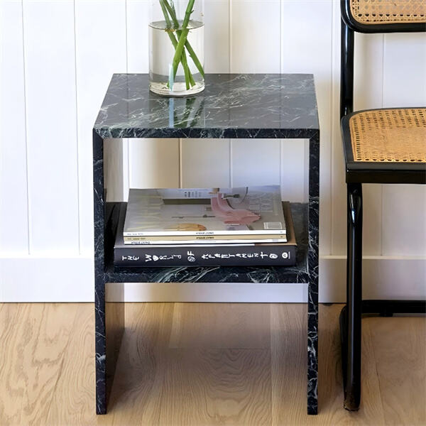 Laajat säilytystilat yöpöydän tarpeisiin, pitäen tilasi järjestettynä ja siistinä