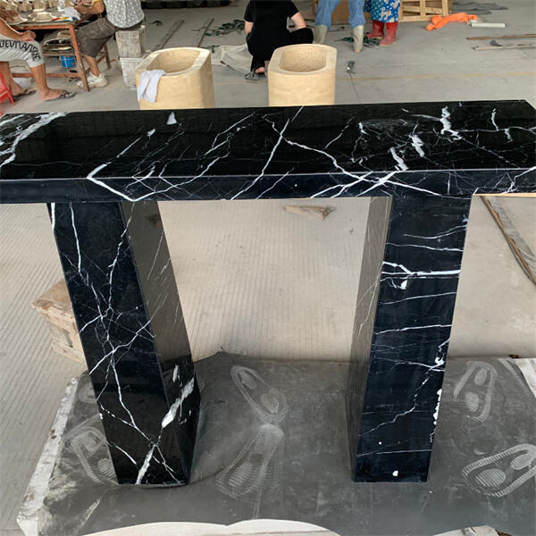 Edullinen luksus, jossa on mustat marmoripöydät