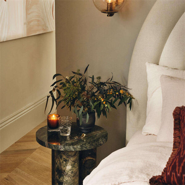 Upea marmoriyläosalla varustettu sivupöytä, jolla nostetaan vähittäiskaupan huonekalukokoelman tasoa