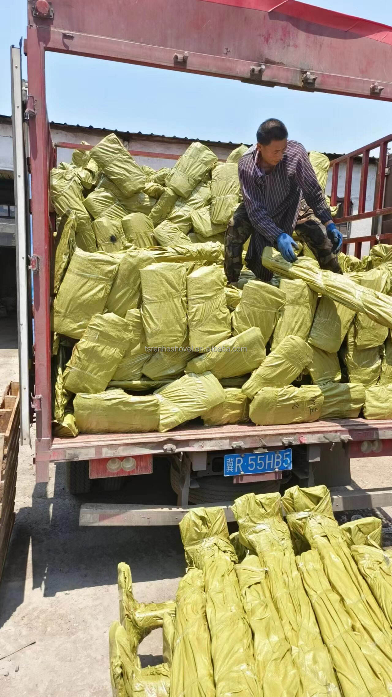 Hot Sales Long-Handle Garden Tool Leaf Grabber and Leveling Weeding Rake Versatile Tool for Lawn Care manufacture