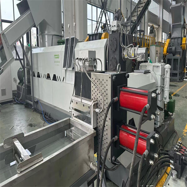 نظرة قريبة على عملية آلة إعادة تدوير حبيبات البلاستيك