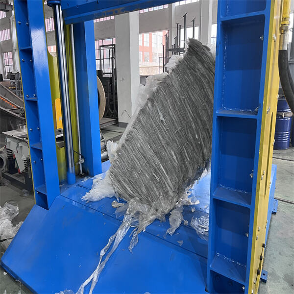 Transformer la gestion des déchets plastiques grâce aux capacités de découpe précise d'une machine moderne de recyclage des plastiques.