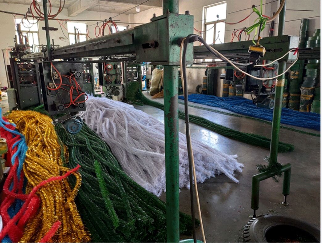 Realistic Warm LED Christmas Tree Mixed PVC & PE Artificial Tree with Wooden Base factory