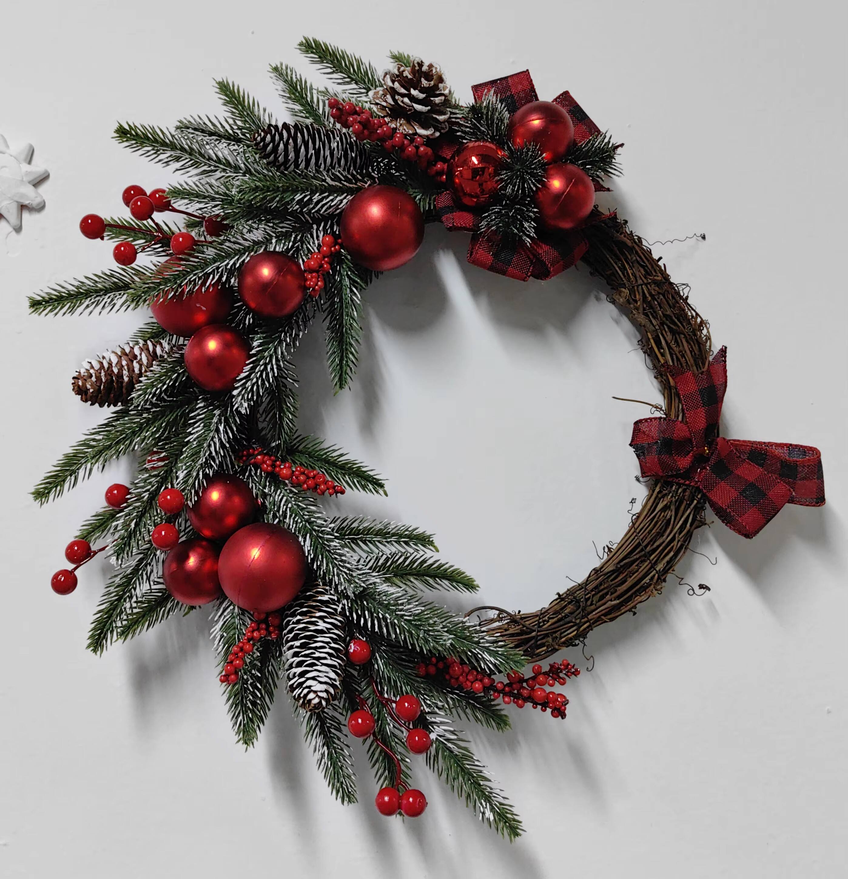 Yiwu Factory Customizable 24\" Eco-Friendly PVC Artificial Christmas Wreath ,Garland Pine Needle Material for Home Use factory