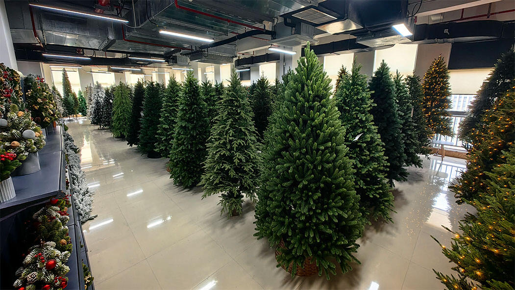 China Yiwu Manufacturer 2025 Luxury 210cm/7 Feet Hinged Artificial Christmas Tree manufacture