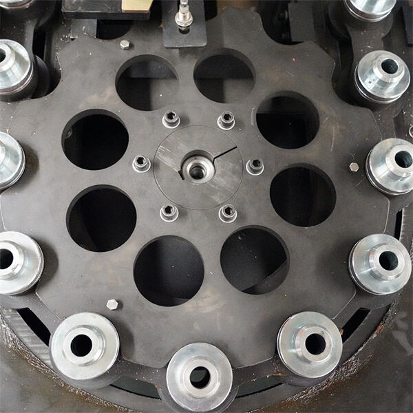 أين تجد ماكينات تصنيع عبوات ماء سعة 20 لتر من الطراز الأول