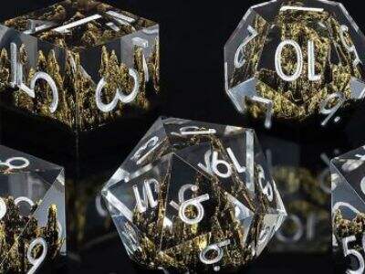 Een kijk op de verschillende afwerkingen van metalen Dungeons and Dragons dobbelstenen