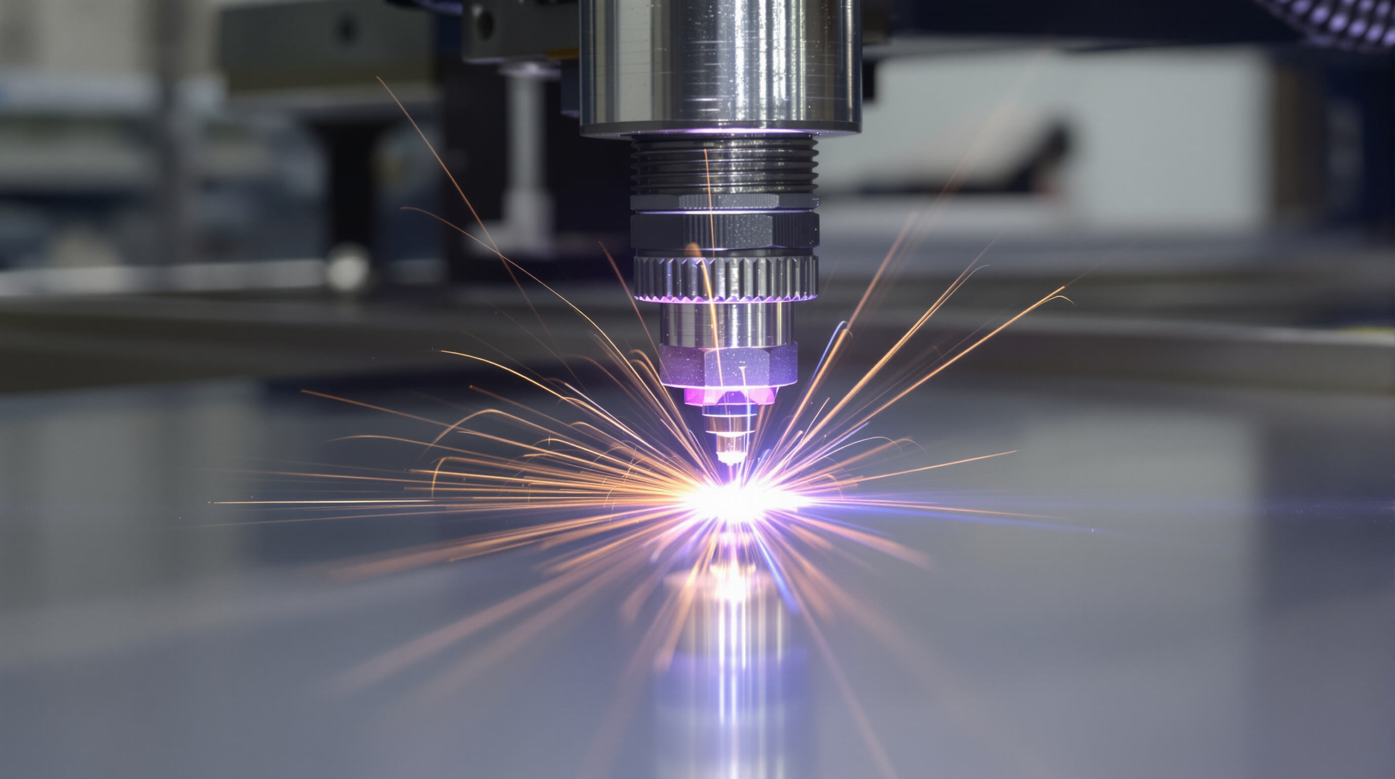 Laser welding machine delivering a highly focused beam for precise micron-level metal welding