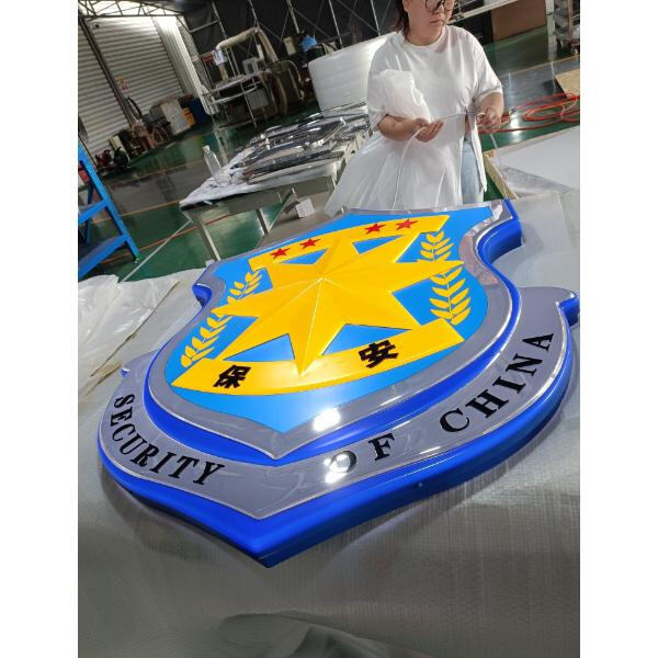 Impress your customers with our trendy and sought-after oversized irregular light boxes.